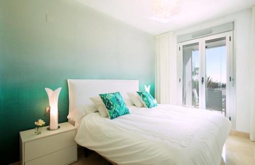 Ojen Apartment | Modern Apartment with Pool