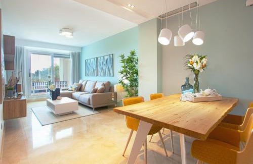 Ojen Apartment | Modern Apartment with Pool