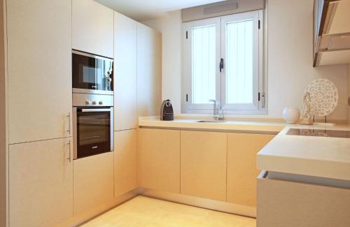 Ojen Apartment | Modern Apartment with Pool