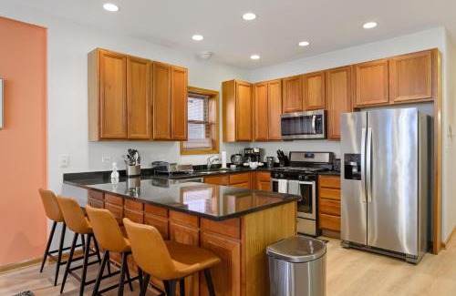 Wicker Park Apartment | Modern Apt Billiards 1 Private Patio 1 Parking