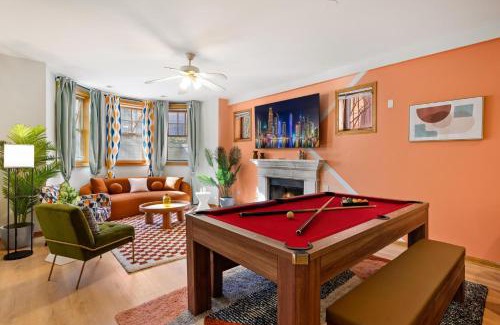 Wicker Park Apartment | Modern Apt Billiards 1 Private Patio 1 Parking