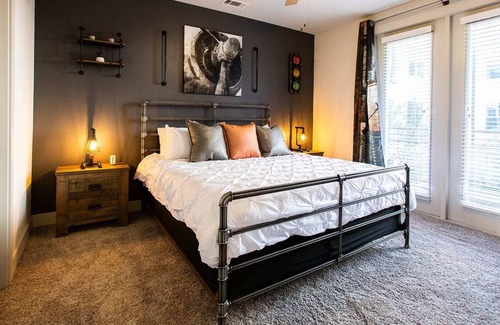 Knox - Henderson Apartment | Modern Apt|Free Parking|Gym|King Bed