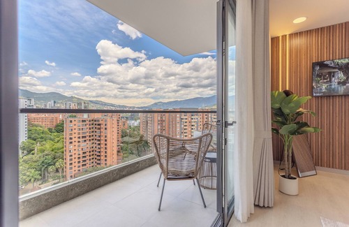 Patio Bonito Apartment | Modern apt near Provenza and Lleras