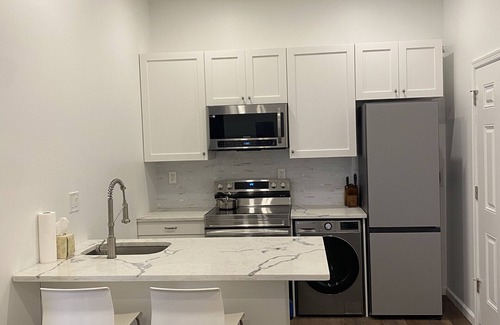 Spruce Hill Apartment | Modern APT on UPENN campus with onsite parking! 5 min walking to CHOP!