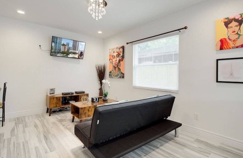 Ballast Point Apartment | Modern Bayshore Home