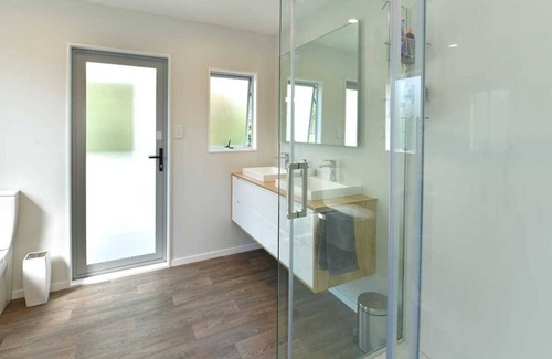 Snells Beach House | Modern Beach House w/ Gorgeous Sea View