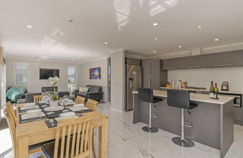 Whitianga Cottage | Modern Beach Pad - Whitianga Holiday Home