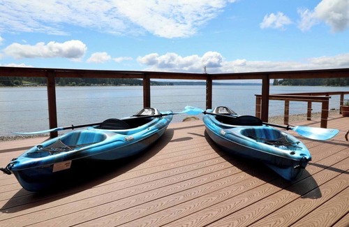 Allyn Cabin | Modern Beachfront Cabin with Hot Tub and Kayaks
