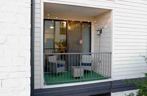 Irving Apartment | Modern Boho WFH Getaway | Gym | FREE Parking