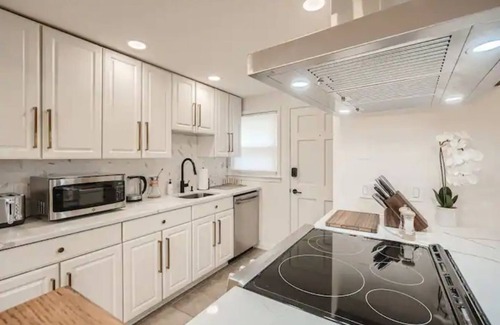 Garden Hills House | Modern Buckhead Duplex 2Br 2Ba - Walk Everywhere! Pet-Friendly