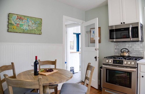 Old Bend House | Modern bungalow charm! Steps to downtown & the surf wave, salt water hot tub!
