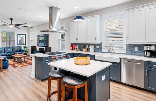 Riverside Heights House | Modern Bungalow - Private POOL and SPA