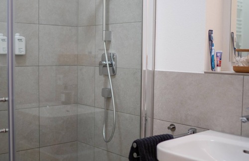 West Apartment | Modern business Apartment with gym and bike