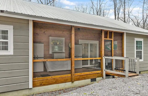 Maryville Cabin | Modern cabin 4 min from Smoky Mountains, Lake in the Sky access 3 BR 2 bath