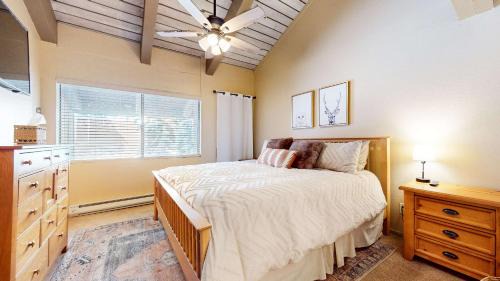 Mammoth Lakes House | Modern Cabin for Family of 8 - Near Slopes & Canyon Lodge
