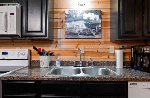 Broken Bow House | Modern Cabin in Broken Bow w Hot Tub Firepit