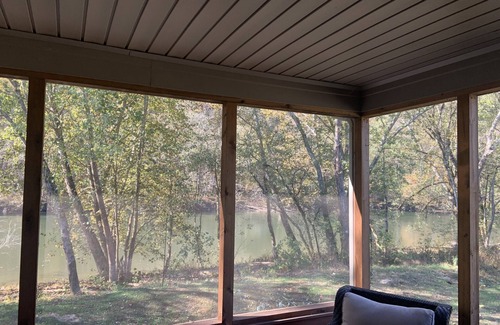 Burkesville Cabin | Modern Cabin on trophy section of Cumberland River-Minutes to Dale Hollow