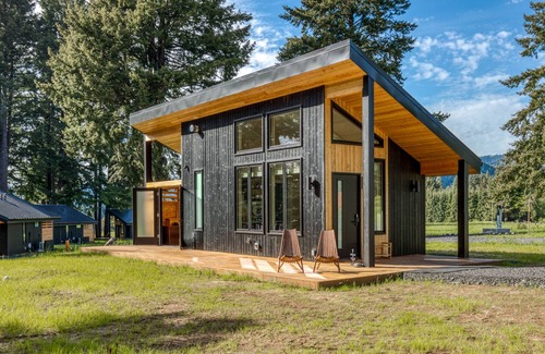 Stevenson House | Modern cabin, river view, geothermal hot tub, indoor steam sauna & great deck
