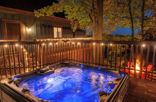 Boyne Falls Cabin | Modern Cabin-Stunning Fall Views-Hot Tub-Game Room-FirePit-Pet Friendly!