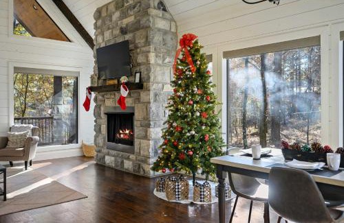 Broken Bow House | Modern Cabin with Hot Tub 1 Mi from Hochatown!