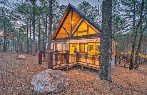 Broken Bow House | Modern Cabin with Hot Tub 1 Mi from Hochatown!