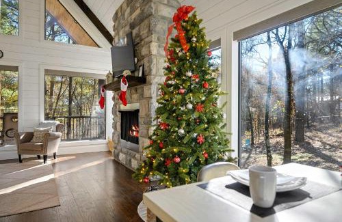 Broken Bow House | Modern Cabin with Hot Tub 1 Mi from Hochatown!