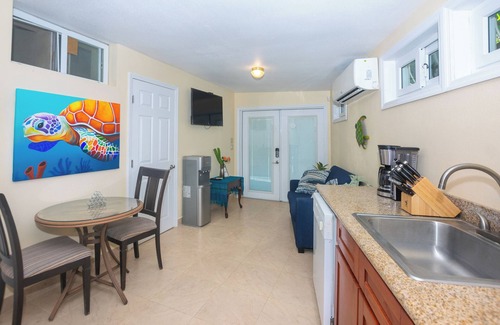 Antoneys Cay House | Modern Casita with Dock and pool steps from the beach With great Snorkeling