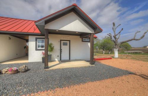 Fredericksburg House | Modern Casita with Hot Tub – Six Minutes from Main Street