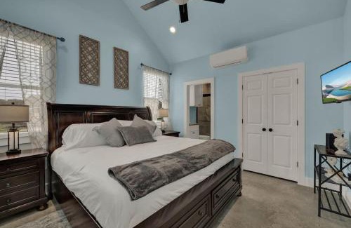 Fredericksburg House | Modern Casita with Hot Tub – Six Minutes from Main Street