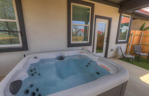 Fredericksburg House | Modern Casita with Hot Tub – Six Minutes from Main Street