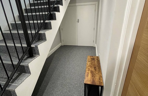 Richmond Apartment | Modern Central Basement Apartment, Richmond