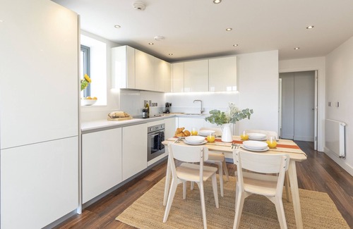 East Walworth Apartment | Modern Central Luxe Apt with Balcony and Views/10 mins from Tower Bridge!