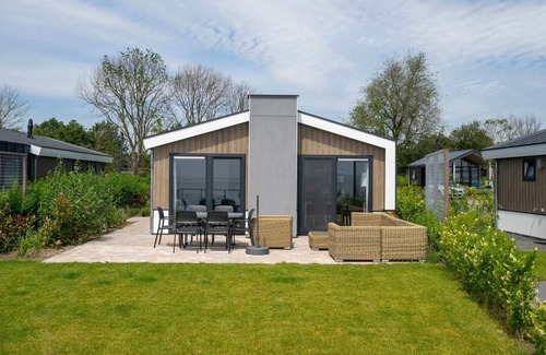 Bovenkarspel Ski Chalet | Modern chalet on the water of the Markermeer