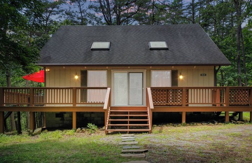 Basye Cabin | Modern Chalet with Hot Tub, Fire Pit & Mountain Views in Basye, VA