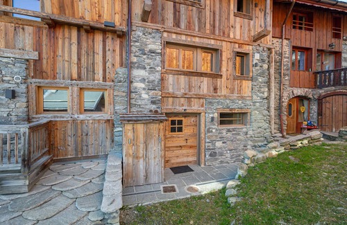 Le Raffort Ski Chalet | Modern Chalet with Sauna & Near Ski Lifts
