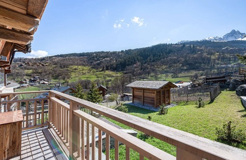 Le Raffort Ski Chalet | Modern Chalet with Sauna & Near Ski Lifts