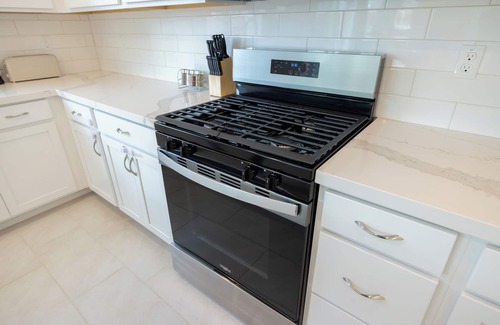 Folsom House | Modern Charming 4BR Home: Family Friendly, Office Space, Fast WiFi, Free Parking