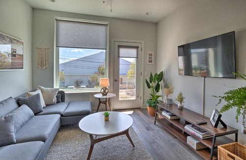 East Cesar Chavez Apartment | Modern Chic Condo with Balcony and Pool, Walk to Downtown
