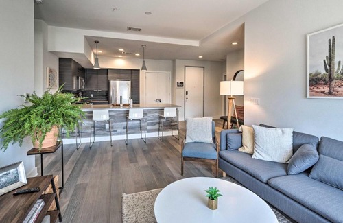 East Cesar Chavez Apartment | Modern Chic Condo with Balcony and Pool, Walk to Downtown