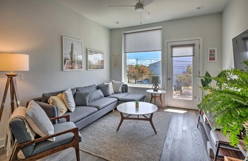 East Cesar Chavez Apartment | Modern Chic Condo with Balcony and Pool, Walk to Downtown