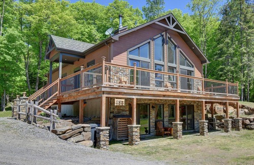 La Minerve Cabin | Modern Chic Lake House near Mont-Tremblant w/hot tub!
