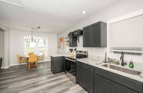 Cincinnati House | Modern Cincy Home - For 6