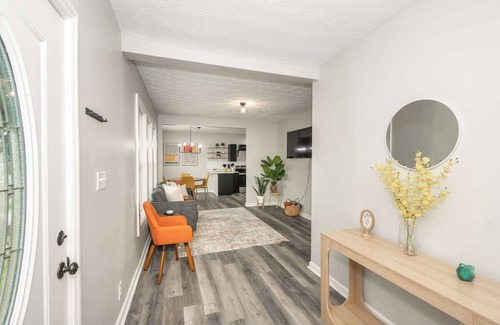 Cincinnati House | Modern Cincy Home - For 6
