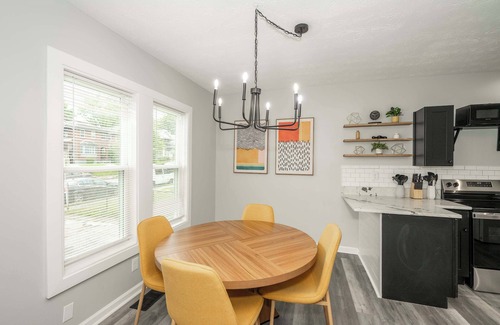 Cincinnati House | Modern Cincy Home - For 6