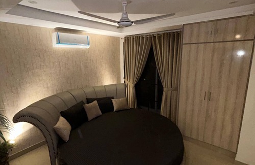 Rawalpindi Apartment | Modern Circular Retreat , Self Check-In, AirConditioning, Loveliest Space