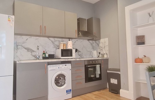 Restalrig Apartment | Modern City side 3 bed with free parking