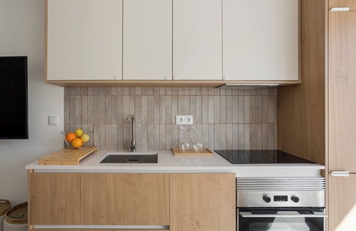 Seixal Apartment | Modern Coastal Apartment with Hot Tub