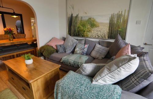 Skelton-in-Cleveland House | Modern Coastal Cottage with Hot Tub and Garden Sleeps 8