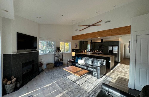 Leavenworth Condo | Modern Comfort in the Heart of Leavenworth! Park and walk to everything!