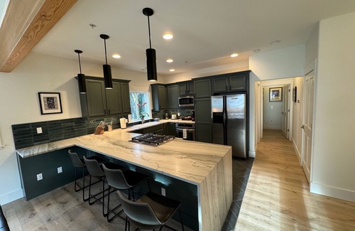Leavenworth Condo | Modern Comfort in the Heart of Leavenworth! Park and walk to everything!